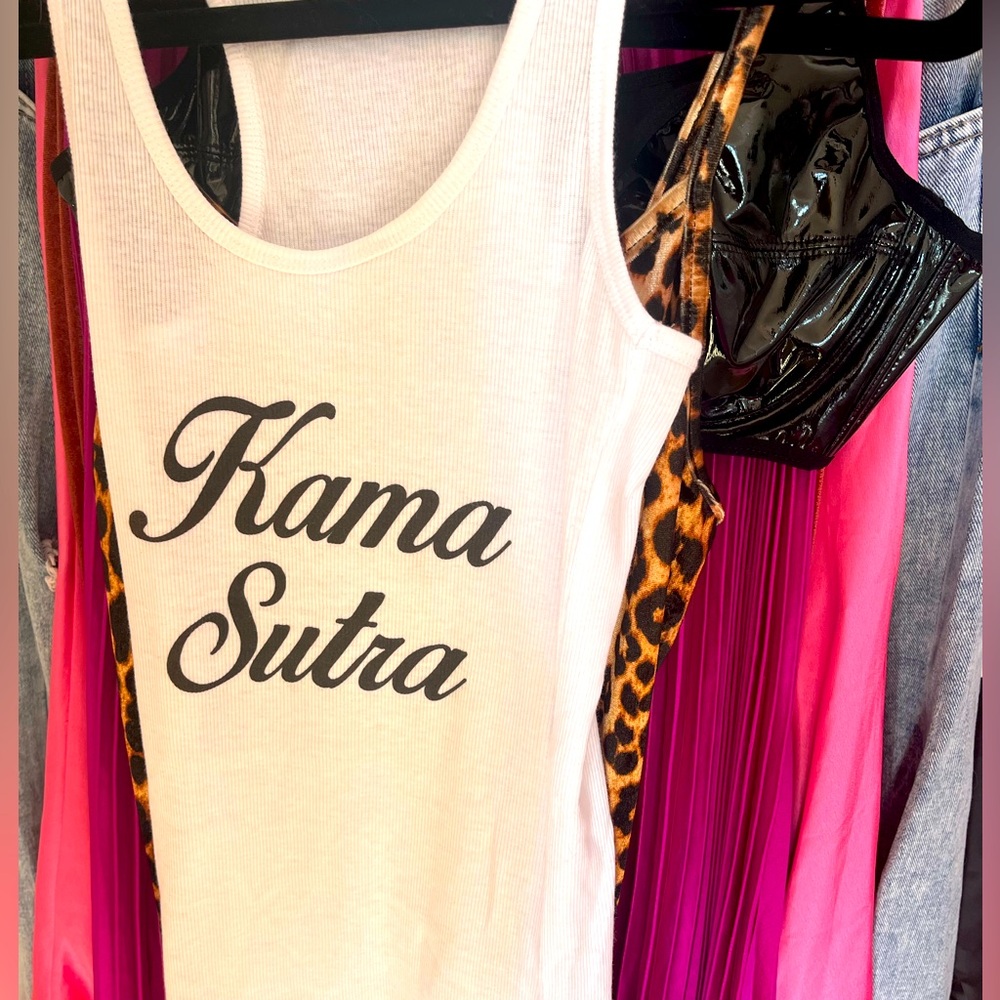 KAMA SUTRA GRAPHIC TEE WIFE BEATER BLACK WHITE